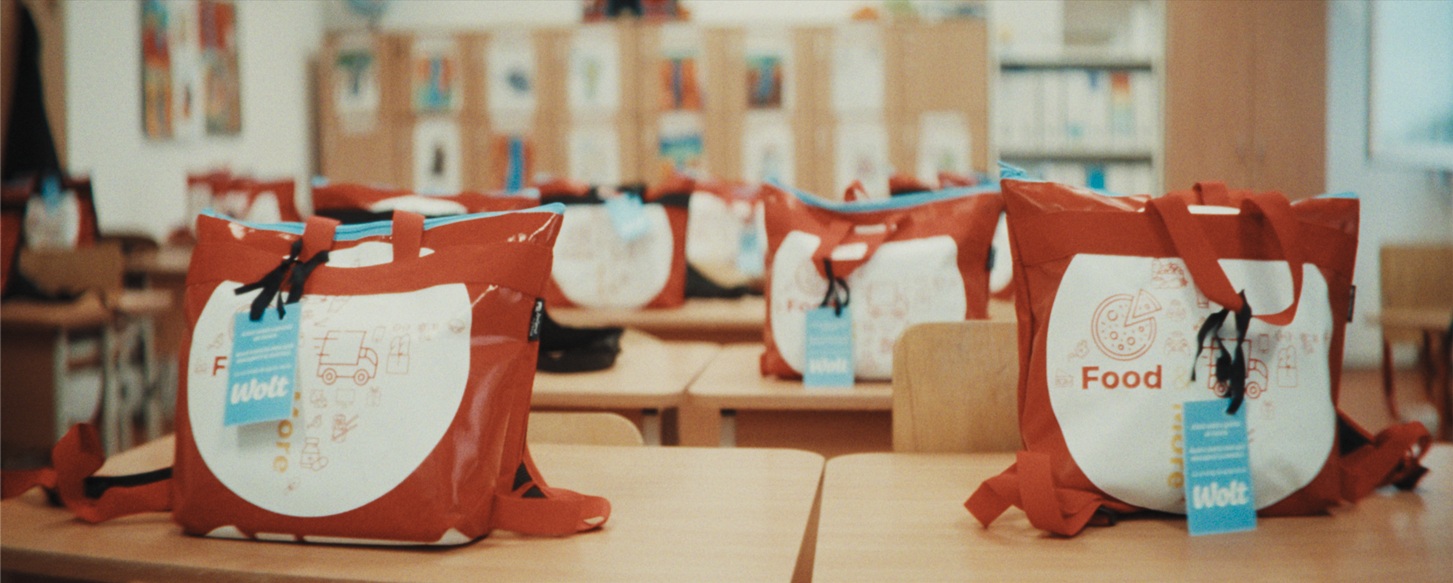 Wolt România transformă vechile genți de livrare Tazz în ghiozdane pentru copii din medii defavorizate