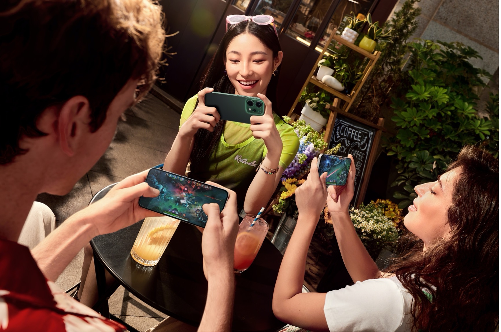 OPPO dezvăluie noua serie Reno14: strălucire în fiecare moment, cu AI Flash Photography și design Mermaid Iridescent