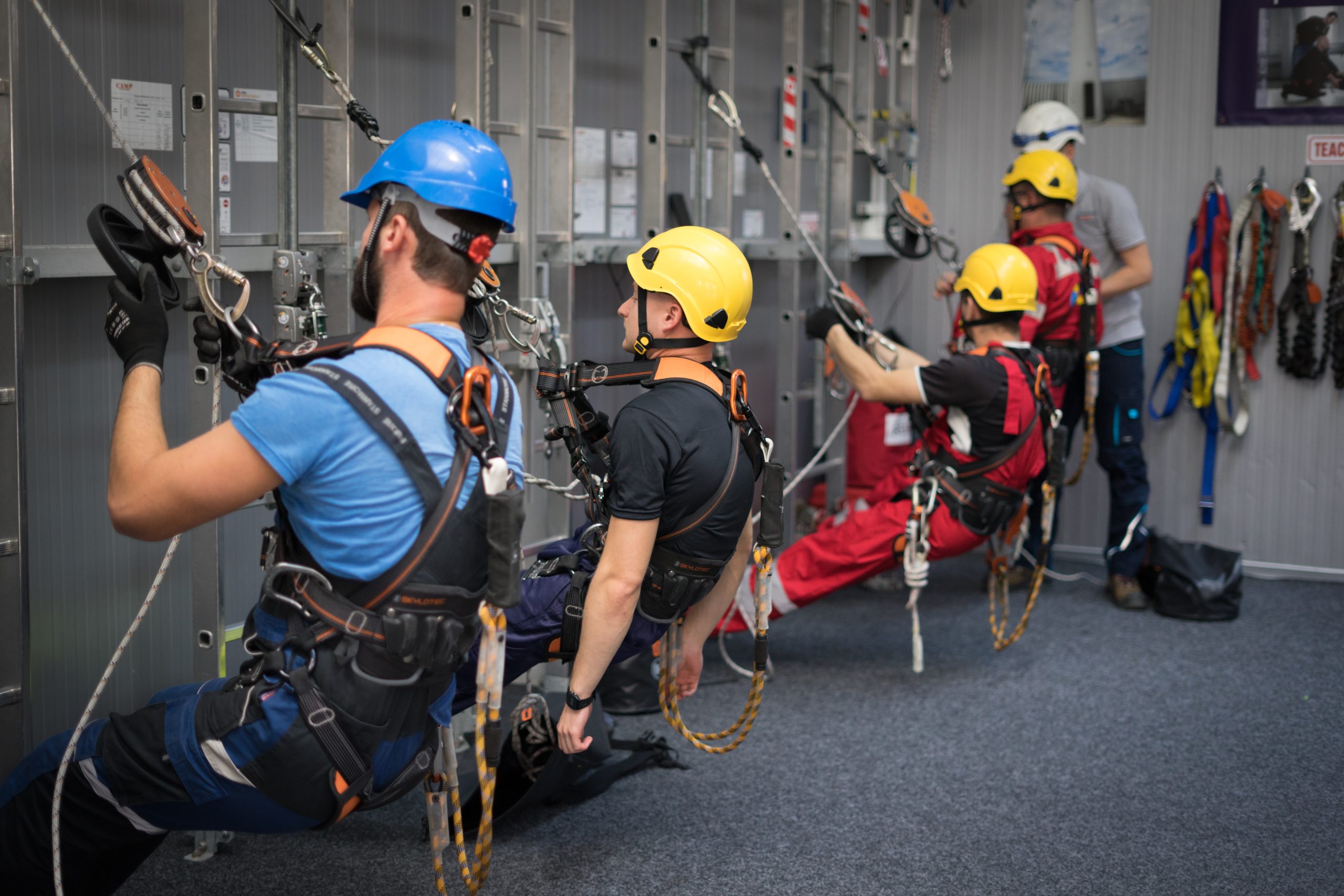 Rezolv Energy oferă 100 de locuri gratuite de formare în domeniul energiei regenerabile, în parteneriat cu RenewAcad