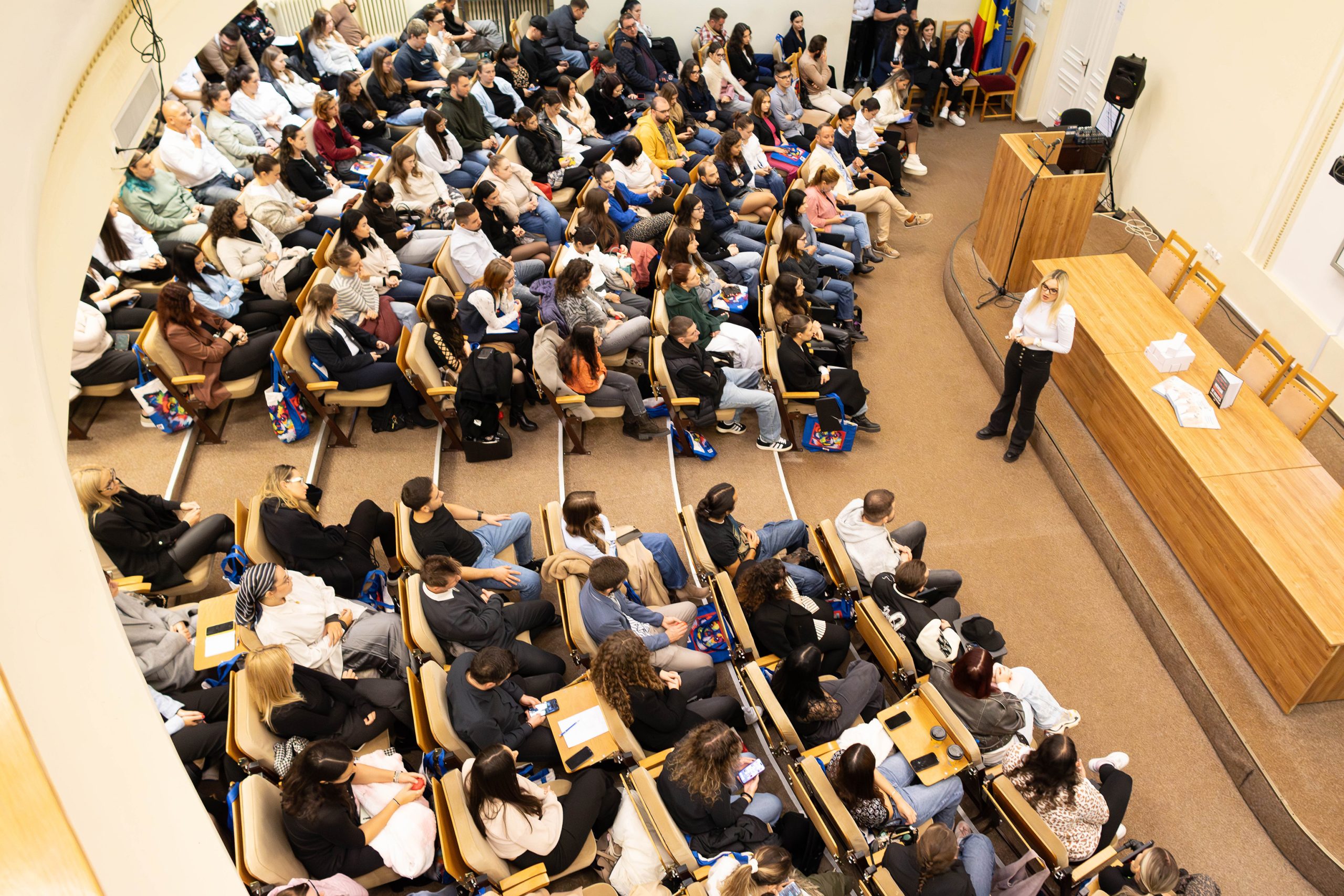 Peste 200 de participanţi în prima conferinţă dedicată studenţilor din anii terminali ai Facultăţii de Medicină Veterinară din București