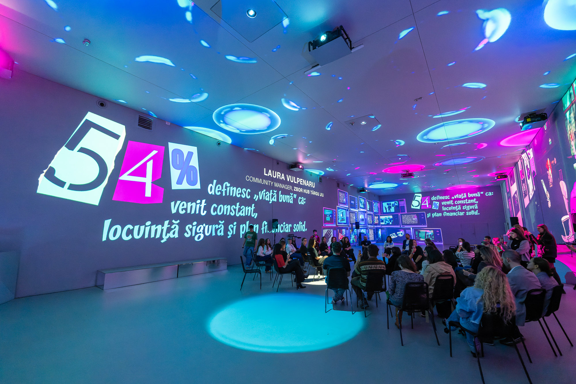 Studiu BCR despre tinerii din ziua de azi. Încrezători în sine, dar vulnerabili în social media –  3 din 4 tineri afișează fericire falsă online, iar 64% își găsesc încrederea în comunitate