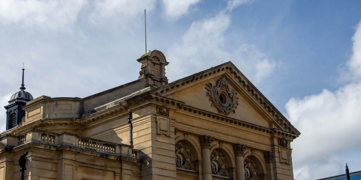 Pachetul 2 de Măsuri Fiscale: Reducerea Personalului din Primării – Impact Direct Asupra Firmelor și a Proiectelor Locale