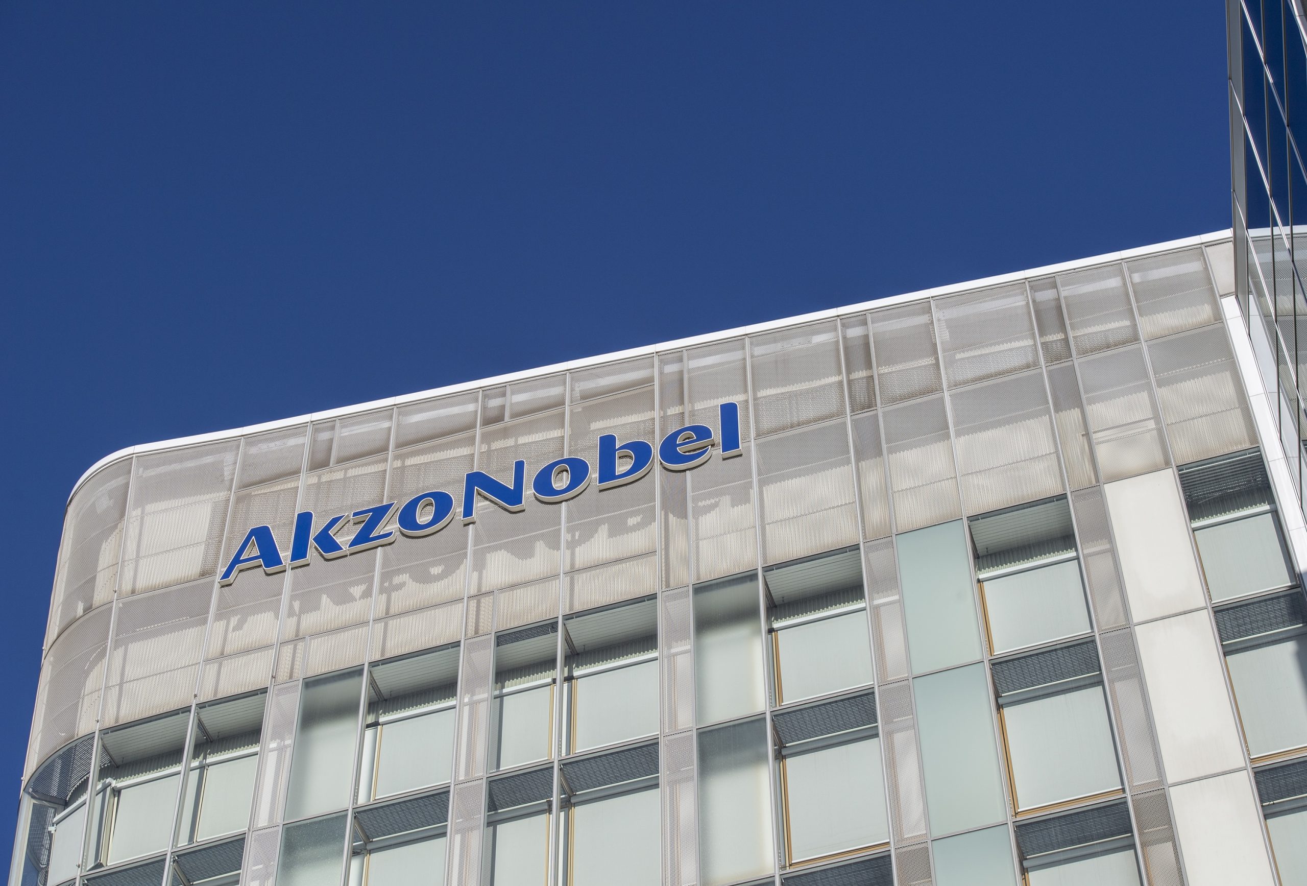 Printr-un proces de fuziune, AkzoNobel și Axalta creează un lider global în industria acoperirilor