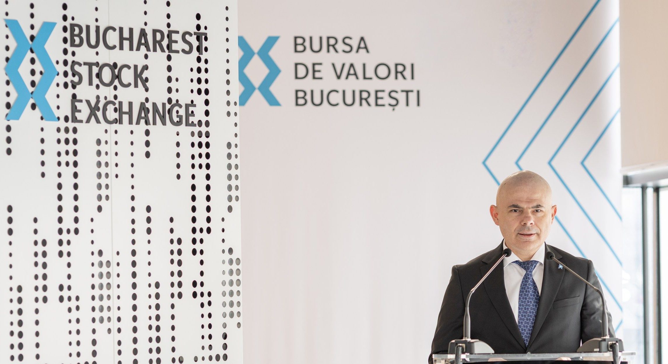 Vești bune pentru piața românească de capital de la furnizorul global de indici FTSE Russell. Aquila Part Prod Com și Cris-Tim Family Holding vor fi incluse în indicii FTSE Global All Cap Vești bune pentru piața românească de capital de la furnizorul global de indici FTSE Russell. Aquila Part Prod Com și Cris-Tim Family Holding vor fi incluse în indicii FTSE Global All Cap