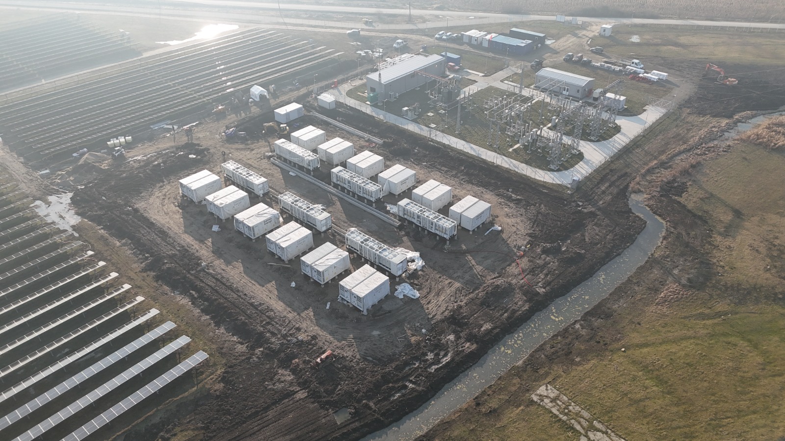 Echipamentele pentru sistemul de stocare în baterii (BESS) de la Teiuș au ajuns pe șantier. Urmează etapa de instalare