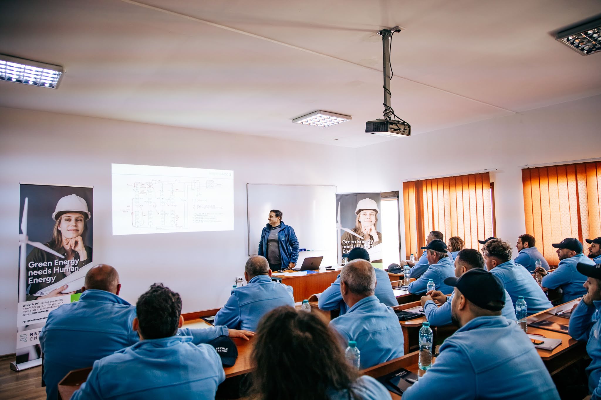 Rezolv Energy și RenewAcad extind Skills Academy cu încă 100 de locuri  gratuite pentru formare în domeniul energiei regenerabile