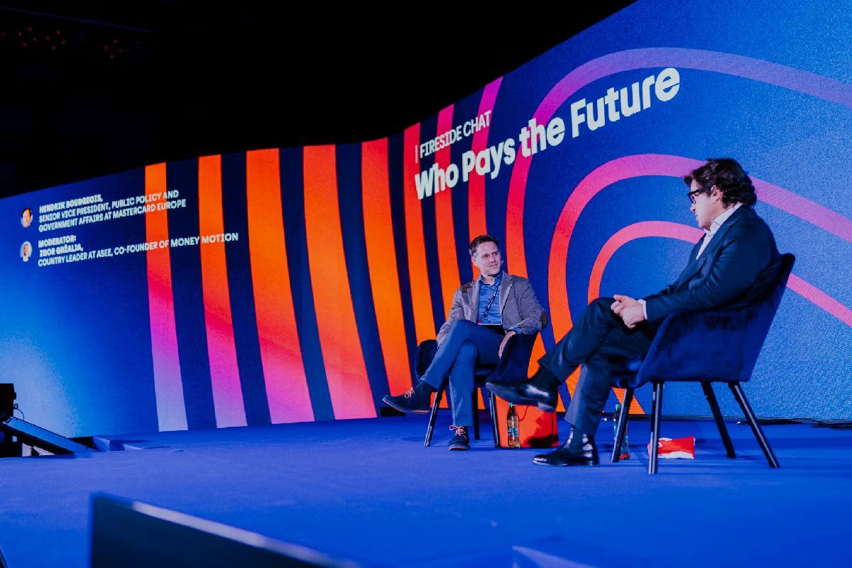 Dispar banii așa cum îi știm? Băncile fără aplicații mobile performante riscă să fie eliminate până în 2035