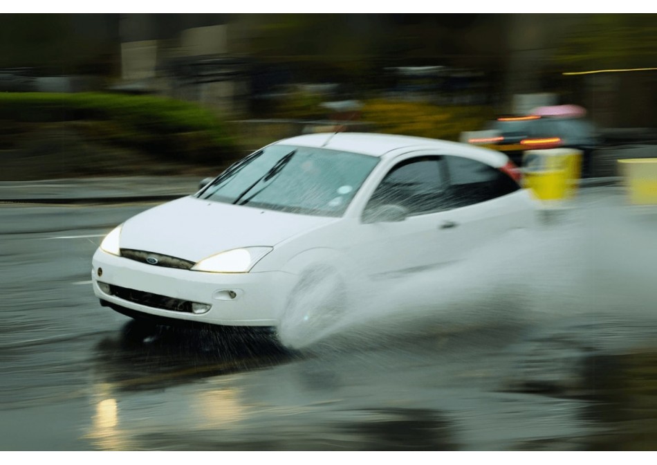 Acvaplanarea, riscul invizibil de pe șosele. Ce trebuie să știe toți șoferii când plouă