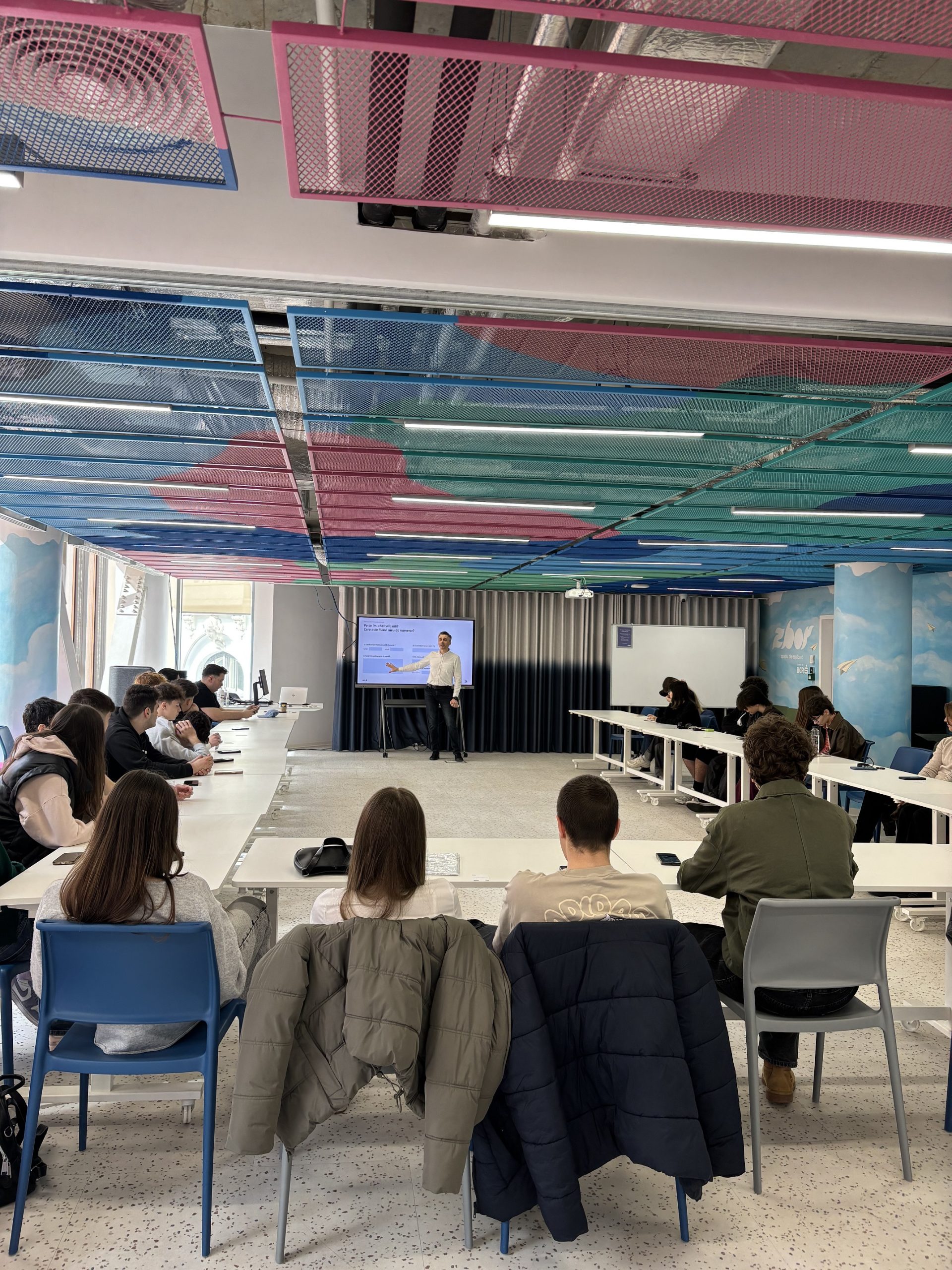 Studiu de educație financiară GenZ: Liceenii români, tot mai  interesați de gestionarea responsabilă a banilor