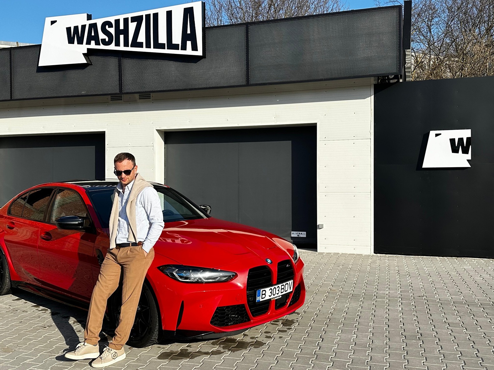 Vlad Buzoianu și Georgian Moldovan vor investi încă 1 milion de euro în următoarele 12 luni și au în plan dezvoltarea a trei noi spălătorii Washzilla continuă businessul construit în ultimii trei ani și jumătate sub brandul Oasis Expres și marchează trecerea la o etapă de extindere Compania vizează dezvoltarea rețelei în mall-uri și centre comerciale, pe un model de spălătorie auto complet automată de tip touchless Cluj-Napoca, 2 aprilie 2026 – Vlad Buzoianu, antreprenor și investitor strategic, intră pe piața spălătoriilor auto prin Washzilla, proiect dezvoltat împreună cu Georgian Moldovan, fondatorul Oasis Expres, prima spălătorie auto complet automată de tip touchless din România. Prima locație Washzilla se deschide la Cluj-Napoca, în urma unei investiții de 500.000 de euro, iar cei doi antreprenori au în plan investiții suplimentare de încă 1 milion de euro în următoarele 12 luni, perioadă în care vizează dezvoltarea a trei noi spălătorii auto complet automate de tip touchless. Washzilla marchează trecerea businessului într-o nouă etapă de creștere, după trei ani și jumătate în care modelul a fost construit, testat și rafinat operațional sub brandul Oasis Expres. Rebrandingul vine într-un moment în care fondatorii urmăresc dezvoltarea unei rețele scalabile, susținută de un brand mai puternic și de know-how-ul acumulat într-o categorie încă puțin dezvoltată în România. Prima locație Washzilla va fi deschisă oficial sâmbătă, 4 aprilie 2026, pe Bulevardul 1 Decembrie 1918 nr. 45 din Cluj-Napoca. Cu ocazia lansării, primele 100 de mașini vor beneficia gratuit de un program special de spălare care include spumă parfumată în trei culori, element introdus ca parte a experienței oferite clienților. De la validarea modelului la dezvoltarea unei rețele Washzilla operează pe baza unui model de spălătorie auto complet automată de tip touchless, în care mașina este spălată fără perii, cu apă sub presiune și soluții speciale aplicate automat de echipamente robotizate. Serviciul este disponibil non-stop, procesul de spălare pornește de la aproximativ 5 minute, în funcție de programul ales, iar sistemul este potrivit inclusiv pentru mașinile înfoliate, pentru care contactul direct cu periile poate fi o preocupare importantă. Modelul răspunde mai multor categorii de clienți. Printre aceștia se află persoane cu program încărcat, care caută un serviciu rapid și ușor de integrat în rutina zilnică, proprietari de autoturisme care acordă o atenție ridicată protecției mașinii, dar și clienți care caută o experiență mai clar structurată și mai predictibilă decât cea oferită de formatele clasice de spălătorie auto. În ultimii trei ani și jumătate, businessul dezvoltat sub numele Oasis Expres a funcționat ca etapă de validare a modelului, atât din perspectivă operațională, cât și comercială. Această perioadă a permis acumularea unui know-how direct legat de funcționarea echipamentelor, comportamentul clienților, structura cererii și standardele de operare necesare pentru extindere. Washzilla duce mai departe această bază și o pune într-un cadru de dezvoltare mai amplu. Brandul nou a fost construit pentru a susține mai clar următoarea etapă a businessului: creșterea numărului de locații, standardizarea experienței, creșterea vizibilității în piață și dezvoltarea unor parteneriate comerciale care să accelereze extinderea. „Prin acest nou pariu antreprenorial urmăresc să combin preocuparea mea pentru construirea unor experiențe bine gândite cu noile tehnologii de spălare auto și să schimbăm modul în care oamenii se raportează la acest serviciu. Cred că este momentul potrivit pentru o astfel de dezvoltare, într-un context în care standardele clienților cresc, iar serviciile care combină rapiditatea, standardizarea și o experiență bine construită câștigă tot mai mult teren. Washzilla pornește dintr-un business care a funcționat, a fost testat și a acumulat know-how operațional, iar obiectivul nostru este să transformăm această bază într-o rețea puternică, cu dezvoltare accelerată și cu un brand care poate susține extinderea la scară mai mare. Ne uităm atât la locații proprii, cât și la parteneriate cu mall-uri și centre comerciale, unde vedem o oportunitate clară de integrare a unui astfel de serviciu”, spune Vlad Buzoianu, antreprenor, investitor strategic și cofondator Washzilla. Alături de el, în proiect rămâne implicat Georgian Moldovan, antreprenorul care a lansat Oasis Expres și a construit în ultimii ani baza operațională a businessului. „Am văzut încă de la început o nevoie clară pentru un serviciu de spălare mai rapid, mai predictibil și mai prietenos cu mașina decât variantele clasice. În ultimii trei ani și jumătate am construit acest business pas cu pas, l-am testat în piață, am învățat din operare și am validat modelul. Tot ce am acumulat în această perioadă, de la modul în care funcționează fluxurile până la așteptările reale ale clienților, stă acum la baza unei etape noi de dezvoltare. Washzilla valorifică această experiență și o duce într-un brand mai puternic, mai clar și mai potrivit pentru extindere, iar parteneriatul construit în jurul proiectului ne dă resursele necesare pentru a accelera această creștere”, spune Georgian Moldovan, cofondator Washzilla. Încă 1 milion de euro pentru dezvoltare în următorul an În următoarele 12 luni, Vlad Buzoianu și Georgian Moldovan vor investi încă 1 milion de euro în dezvoltarea Washzilla și au în plan deschiderea a trei noi spălătorii. Strategia vizează consolidarea prezenței în Cluj-Napoca și extinderea ulterioară într-un ritm accelerat, pe baza unui model care poate fi replicat în mai multe orașe și amplasamente. Fondatorii urmăresc, în același timp, extinderea prezenței Washzilla în mall-uri și centre comerciale, unde văd potențial pentru integrarea unui serviciu relevant pentru traficul zilnic și pentru nevoile clienților care caută soluții rapide și predictibile. Obiectivul este ca Washzilla să devină un format pe care astfel de proiecte să îl poată integra natural în mixul lor de servicii. Compania pregătește lansarea unui abonament lunar, prin care clienții vor putea beneficia de spălări nelimitate pentru un singur autoturism. Direcția face parte din strategia prin care Washzilla urmărește creșterea frecvenței de utilizare și transformarea spălării auto dintr-un consum ocazional într-un serviciu recurent. Pe termen lung, fondatorii își propun să dezvolte Washzilla dintr-un business pornit din Cluj într-o rețea extinsă de spălătorii auto complet automate de tip touchless, cu planuri de creștere în România și în piețele din jur, precum și cu ambiția de a construi cea mai mare rețea de acest tip din Europa.