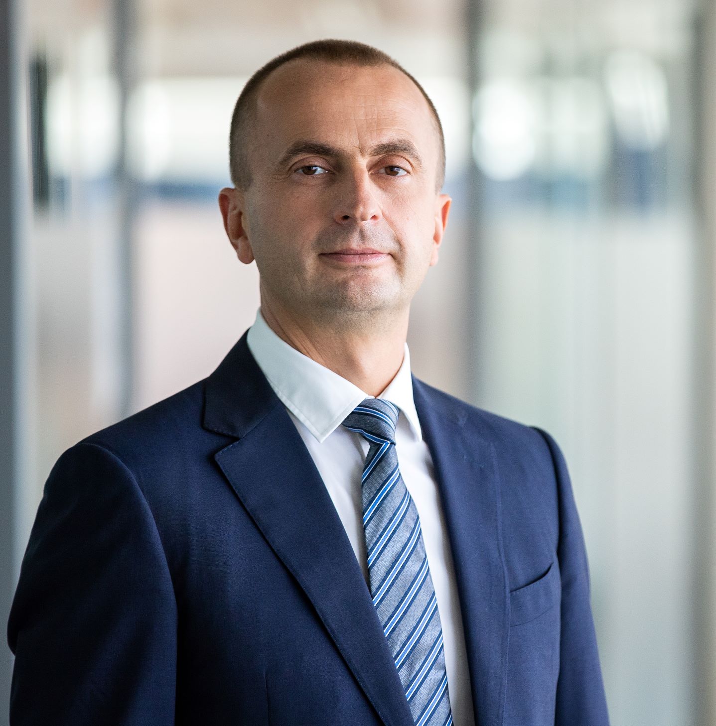 Studiu EY Parthenon: Geopolitica devine prioritară pe agenda liderilor și crește focusul pe profitabilitate, inteligența artificială și tranzacțiile strategice