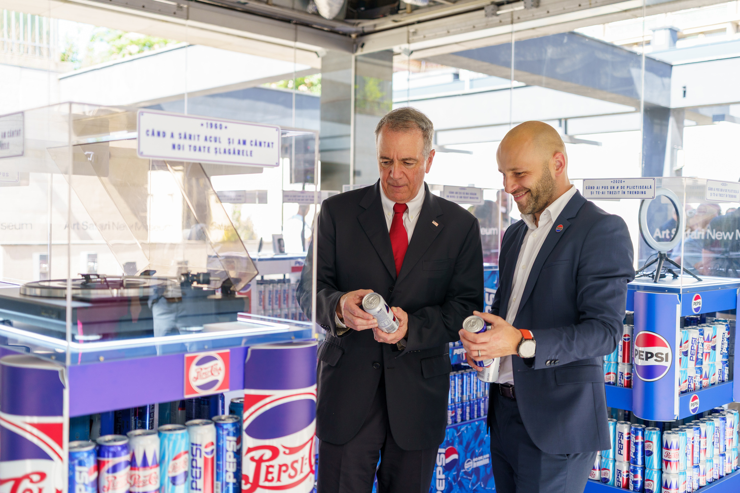 Pepsi aniversează 60 de ani în România printr-o expoziție deschisă la Art Safari