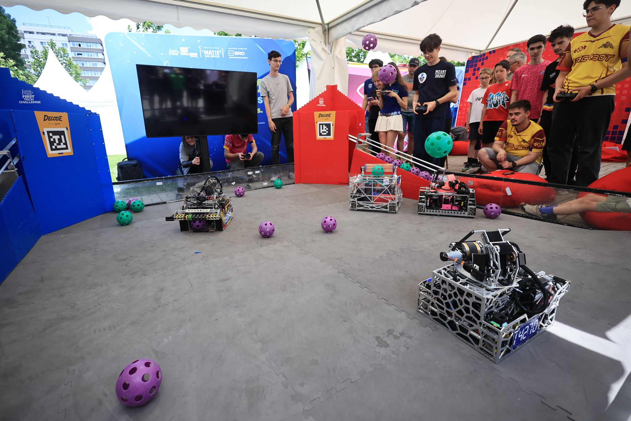 Cinci echipe care au dus România pe podiumul mondial la robotică au primit burse de câte 10.000 de lei de la INACO Cinci echipe care au dus România pe podiumul mondial la robotică au primit burse de câte 10.000 de lei de la INACO
