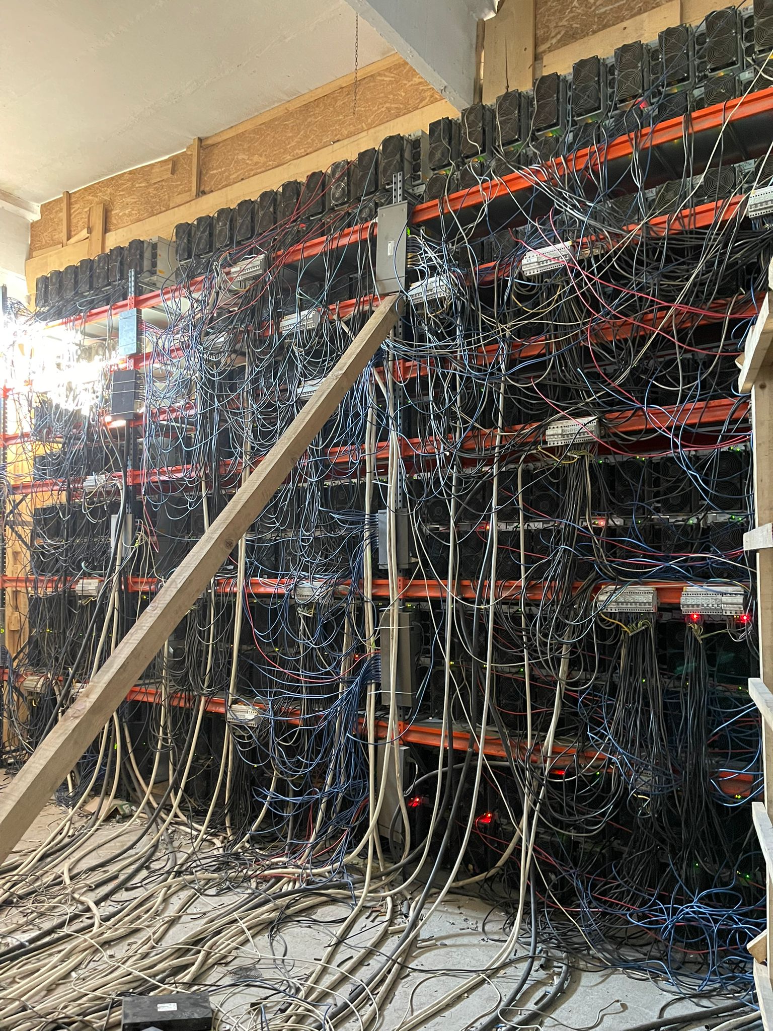 Fermă clandestină de criptomonede cu peste 400 de echipamente descoperită de inspectorii ANAF Antifraudă într-o cladire dezafectată Fermă clandestină de criptomonede cu peste 400 de echipamente descoperită de inspectorii ANAF Antifraudă într-o cladire dezafectată