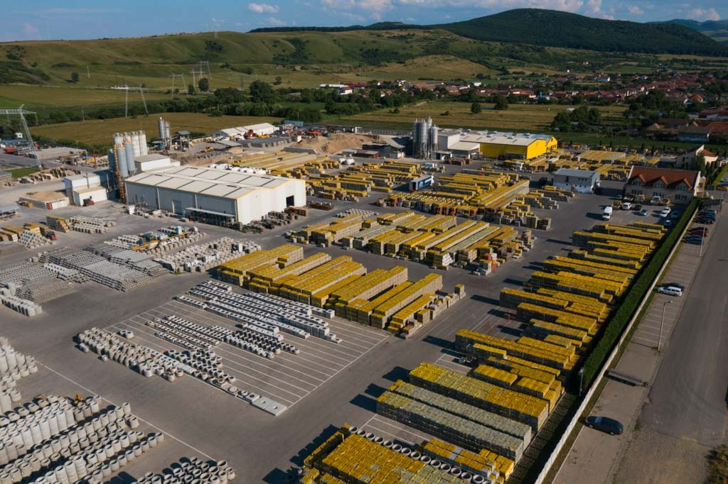Elis Pavaje rămâne de liderul pieței prefabricatelor de mici dimensiuni și după 35 de ani de la înființare Elis Pavaje rămâne de liderul pieței prefabricatelor de mici dimensiuni și după 35 de ani de la înființare
