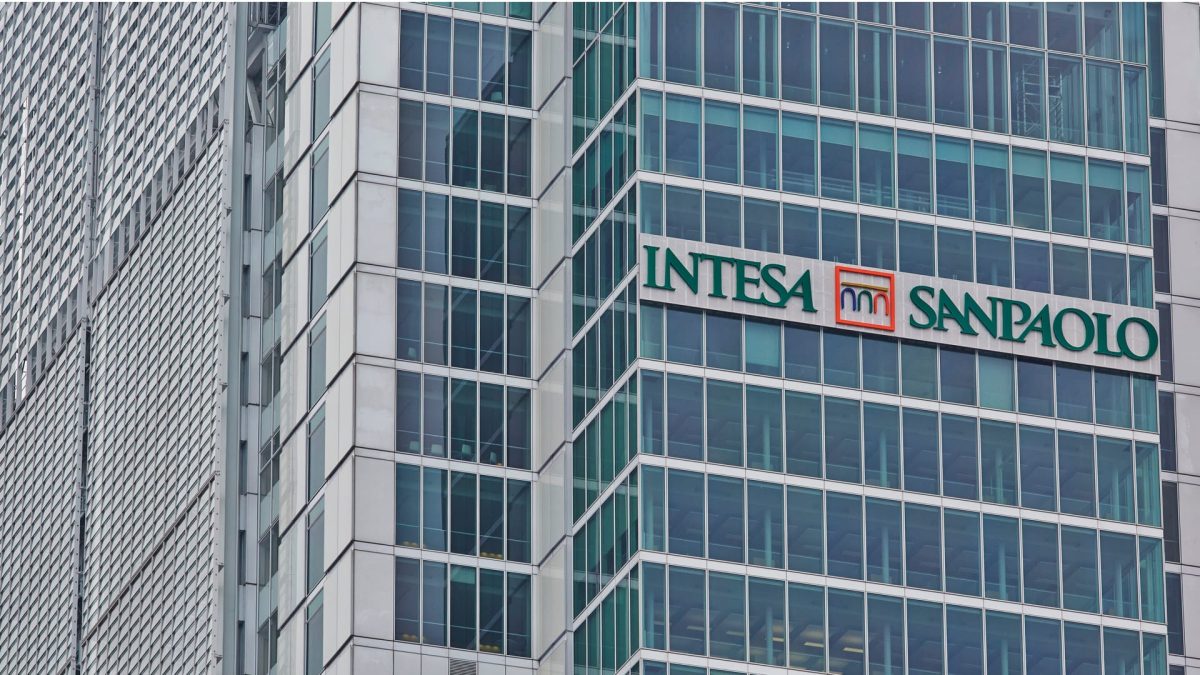 Grupul Intesa Sanpaolo raportează rezultate record în primul semestru și revizuiește în creștere estimările pentru 2026 Grupul Intesa Sanpaolo raportează rezultate record în primul semestru și revizuiește în creștere estimările pentru 2026