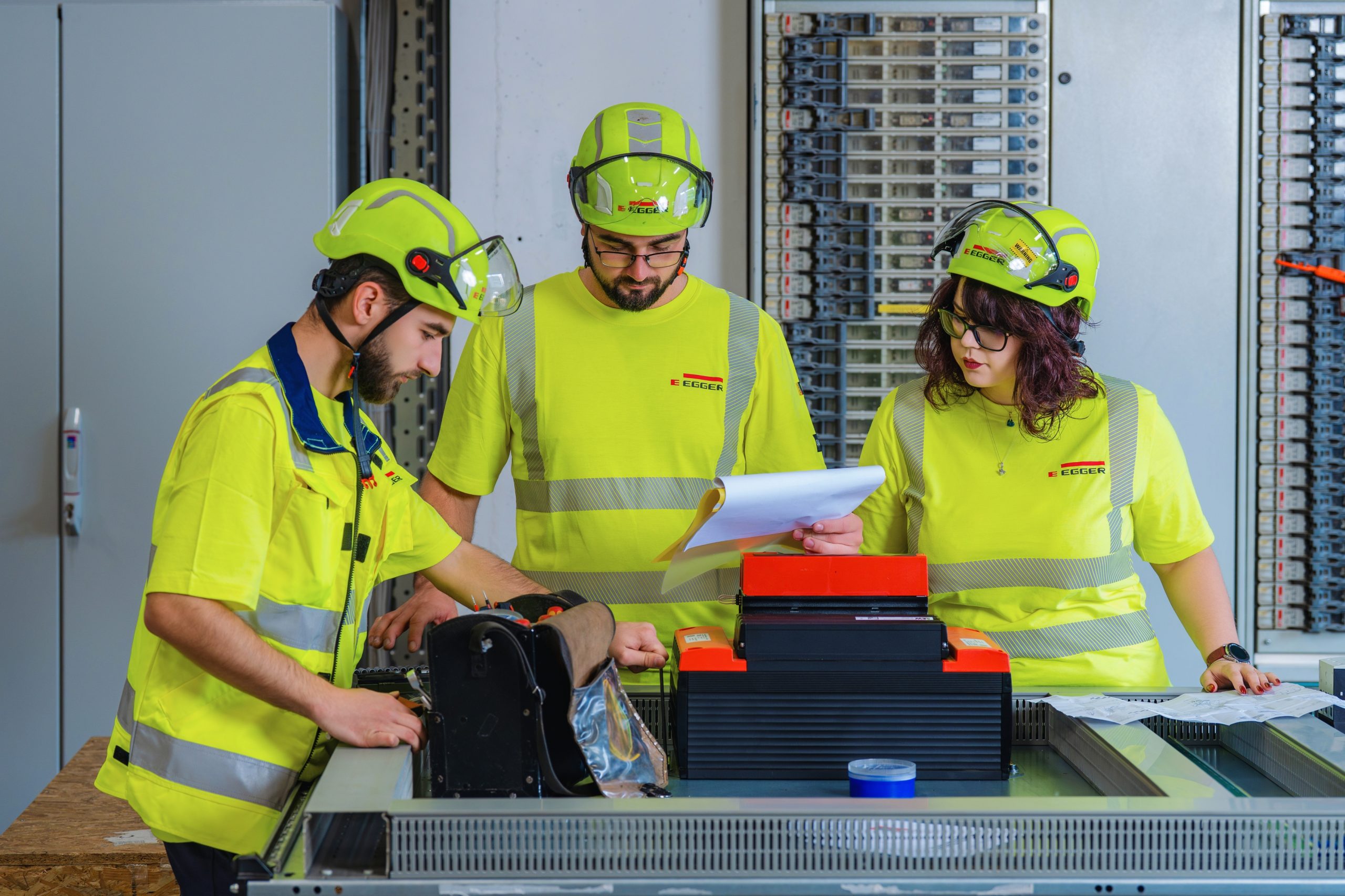 Industria își formează singură specialiștii. Cum recrutează EGGER electricieni, automatiști și ingineri în nord-estul României Industria își formează singură specialiștii. Cum recrutează EGGER electricieni, automatiști și ingineri în nord-estul României