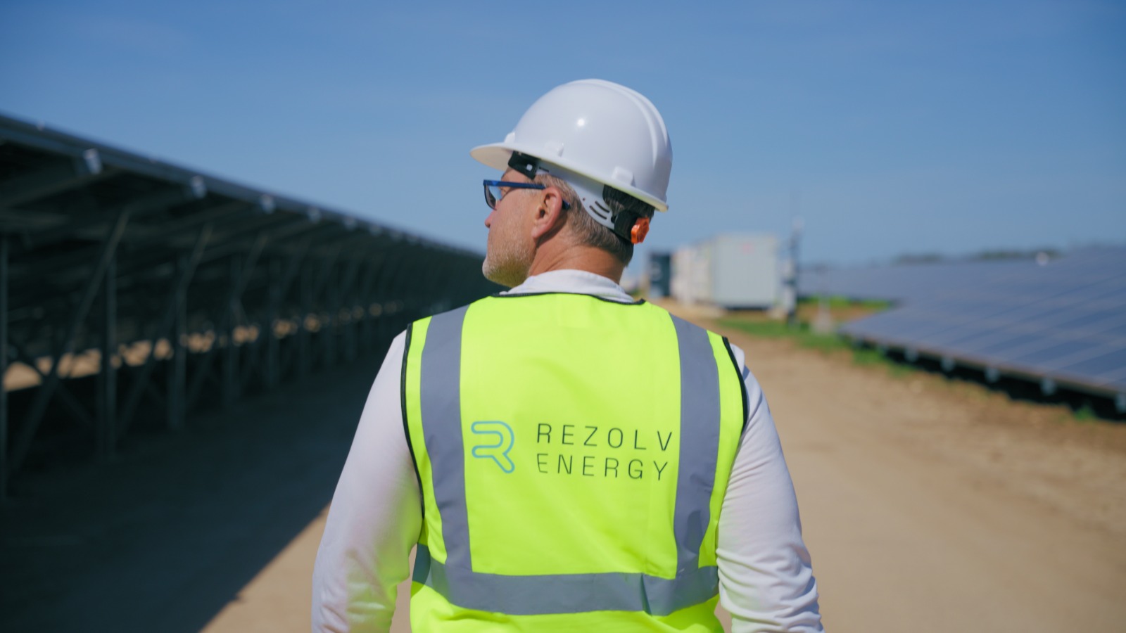 Rezolv Energy obține o finanțare de 561 de milioane de euro pentru cel mai mare proiect de energie regenerabilă onshore din UE Rezolv Energy obține o finanțare de 561 de milioane de euro pentru cel mai mare proiect de energie regenerabilă onshore din UE