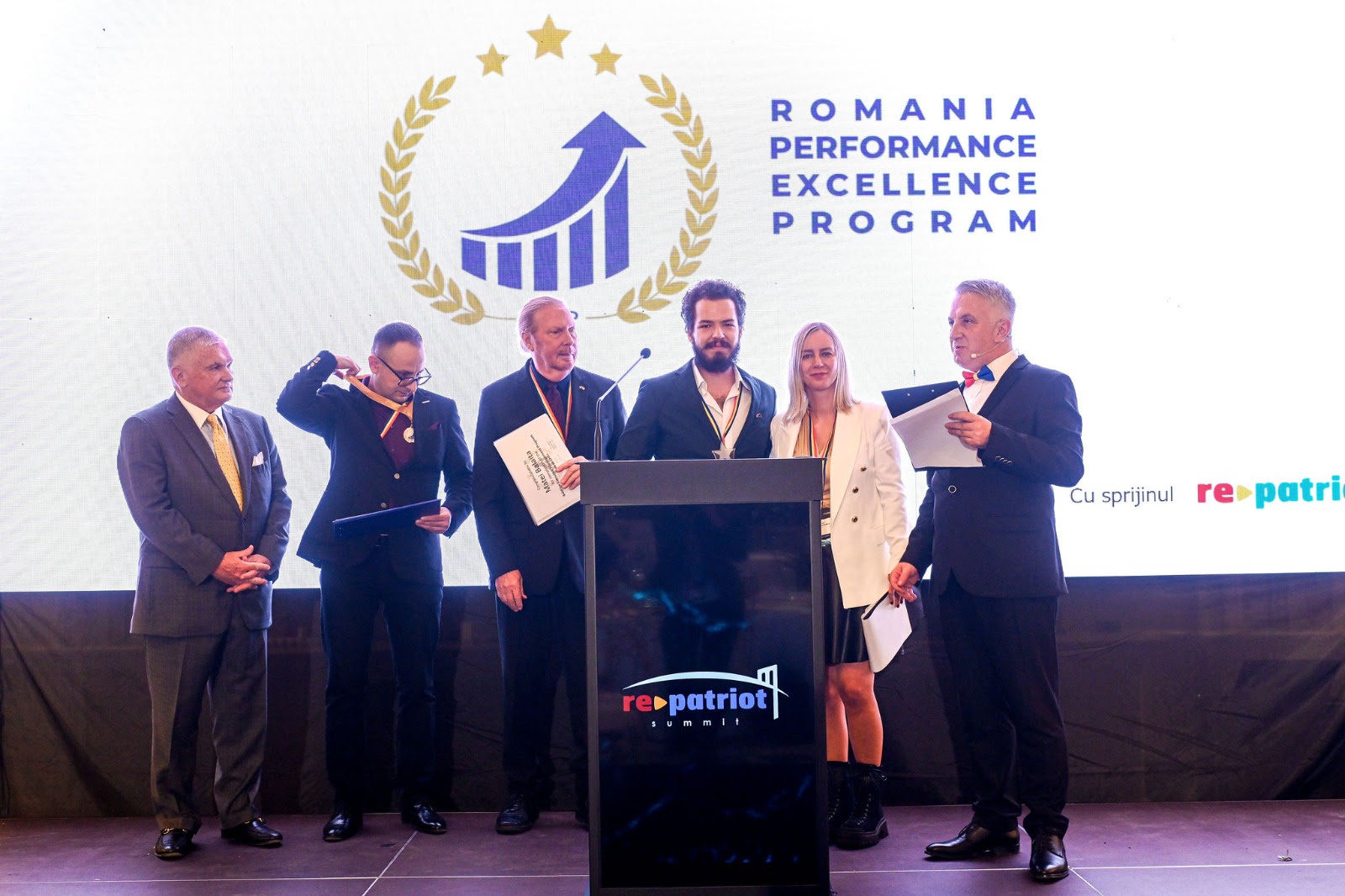 Manageri din mediul privat și sectorul public învață împreună să construiască organizații performante