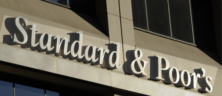 România a trecut testul S&P, dar nu și testul pieței. Ratingul rămâne „investment grade”, în timp ce euro bate recorduri negative