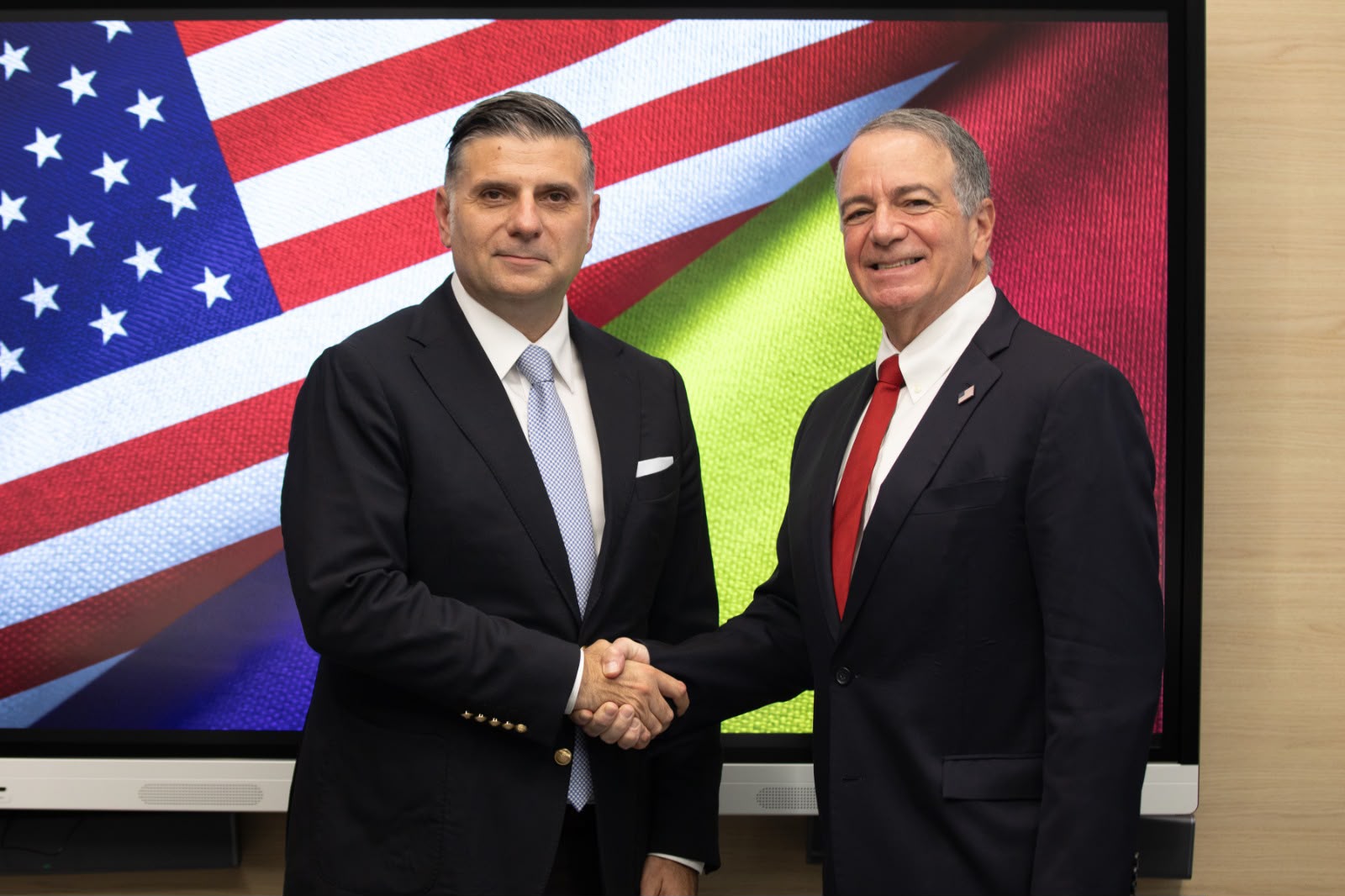 Președintele ASF Alexandru Petrescu și ambasadorul Statelor Unite ale Americii în România – Darryl Nirenberg: Parteneriatul cu instituțiile americane, în sprijinul unei piețe financiare românești mai competitive Președintele ASF Alexandru Petrescu și ambasadorul Statelor Unite ale Americii în România – Darryl Nirenberg: Parteneriatul cu instituțiile americane, în sprijinul unei piețe financiare românești mai competitive